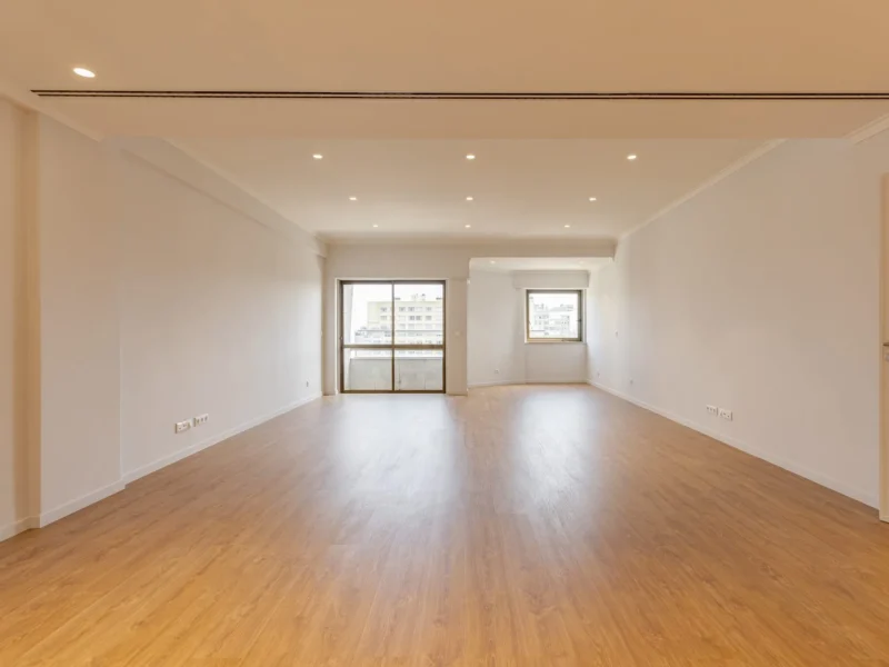 Apartamento T4 + Garagem | Av. Forças Armadas | Totalmente Renovado