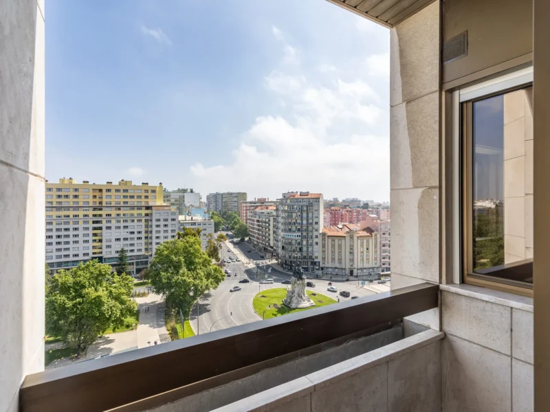 Apartamento T4 + Garagem | Av. Forças Armadas | Totalmente Renovado