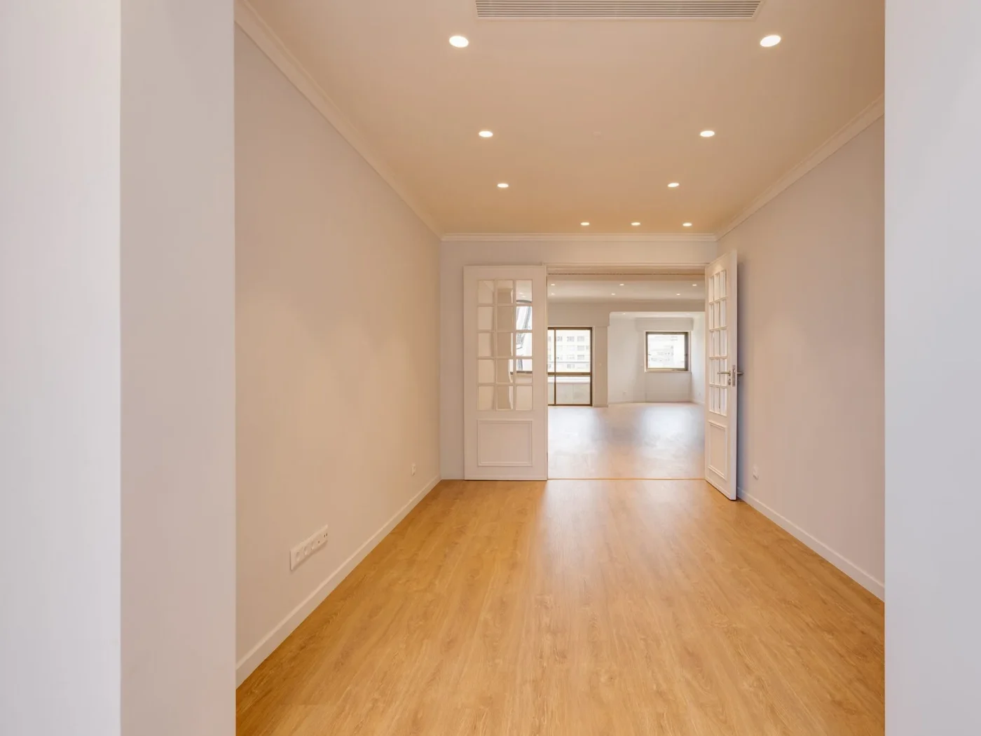 Apartamento T4 + Garagem | Av. Forças Armadas | Totalmente Renovado — foto 9