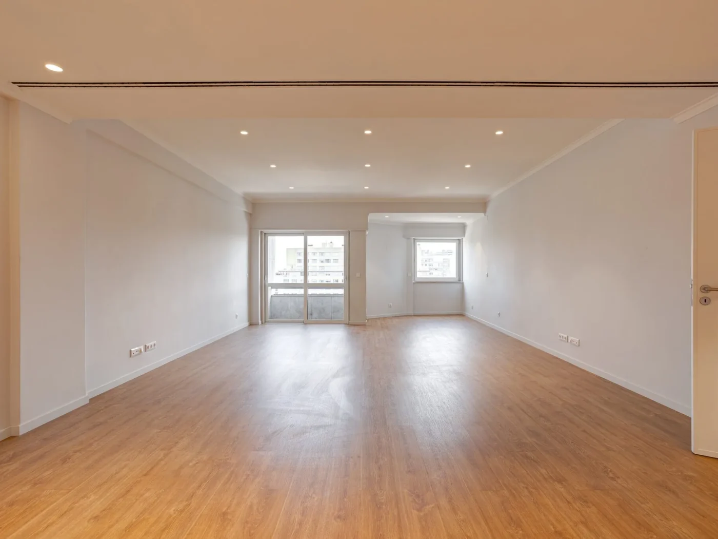 Apartamento T4 + Garagem | Av. Forças Armadas | Totalmente Renovado — foto 41
