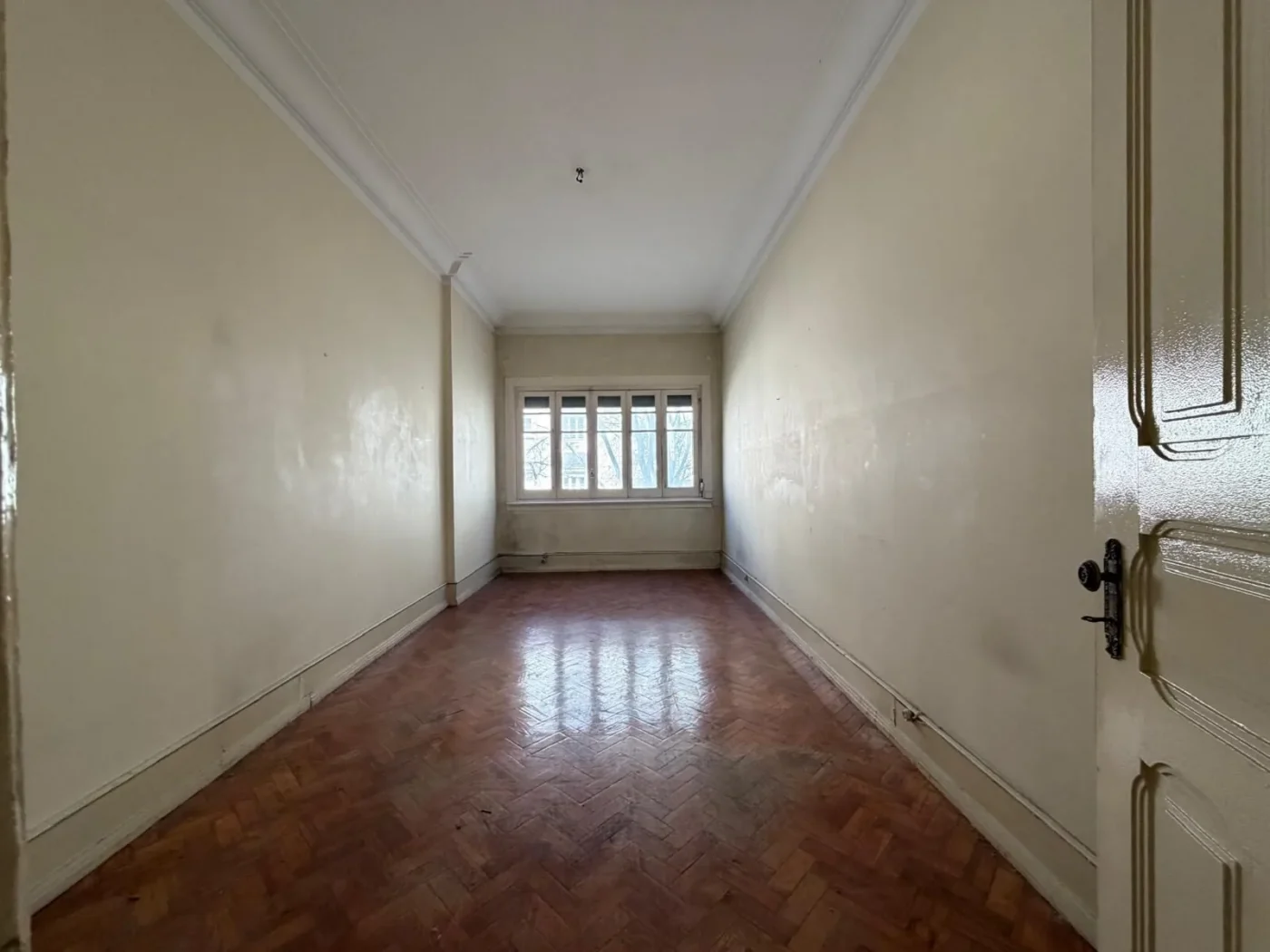 T3+1 de Charme com 150 m² | Av. Elias Garcia | Ao lado da Gulbenkian | Para Remodelar — foto 2