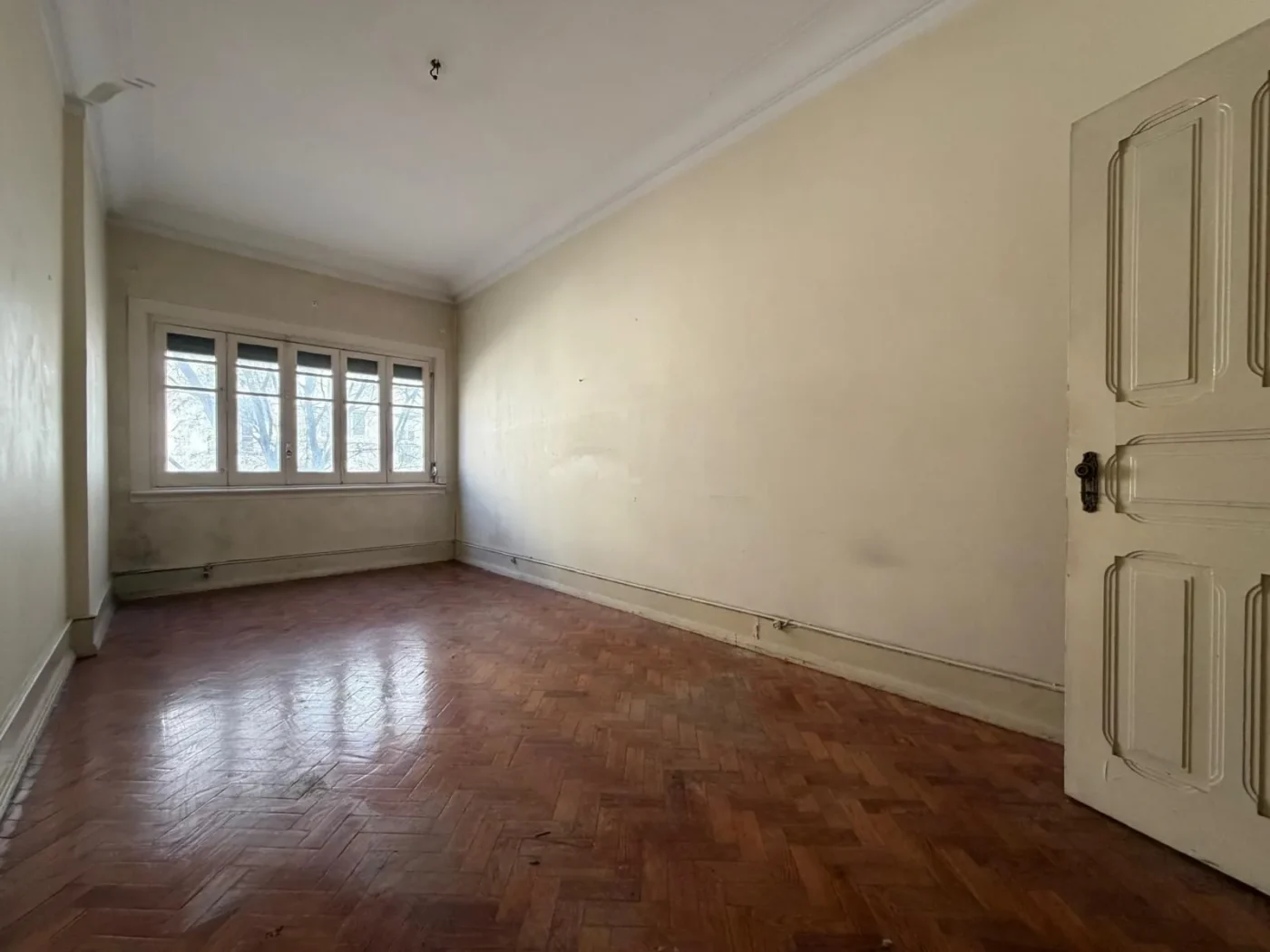 T3+1 de Charme com 150 m² | Av. Elias Garcia | Ao lado da Gulbenkian | Para Remodelar — foto 3