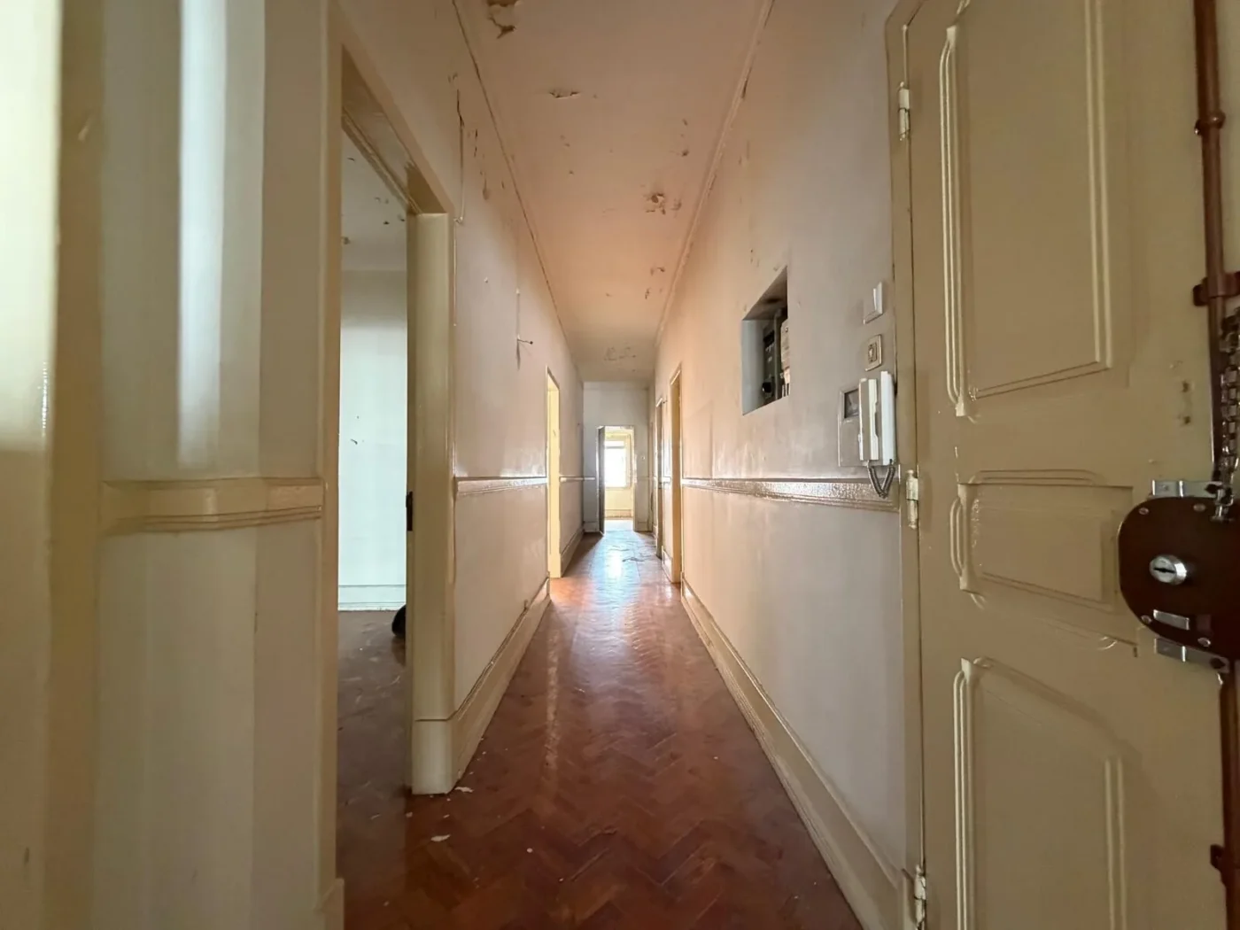 T3+1 de Charme com 150 m² | Av. Elias Garcia | Ao lado da Gulbenkian | Para Remodelar — foto 4