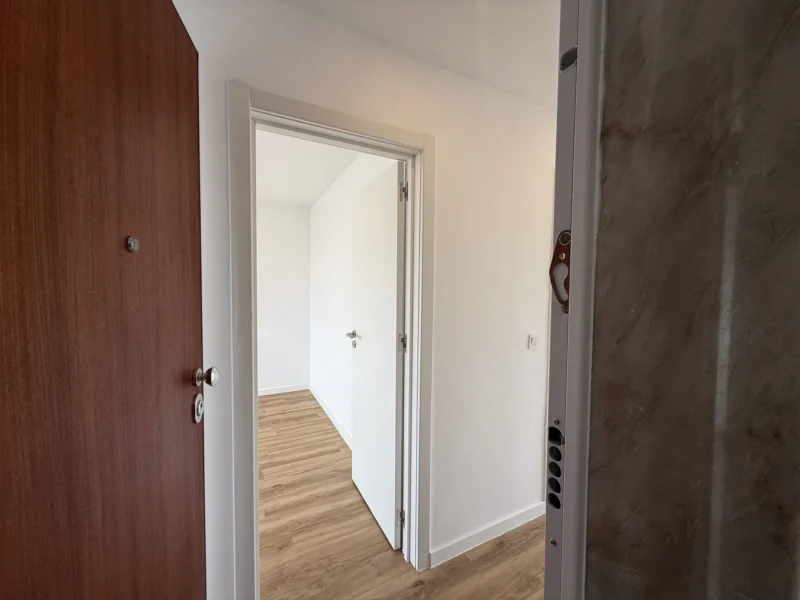 T2 Totalmente Remodelado com Varanda | Excelente Luz Natural | Agualva-Cacém