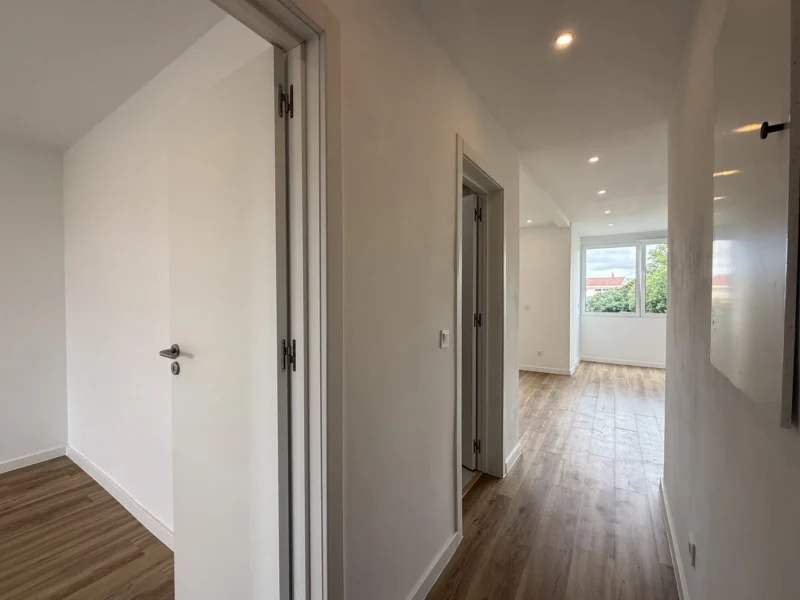 T2 Totalmente Remodelado com Varanda | Excelente Luz Natural | Agualva-Cacém