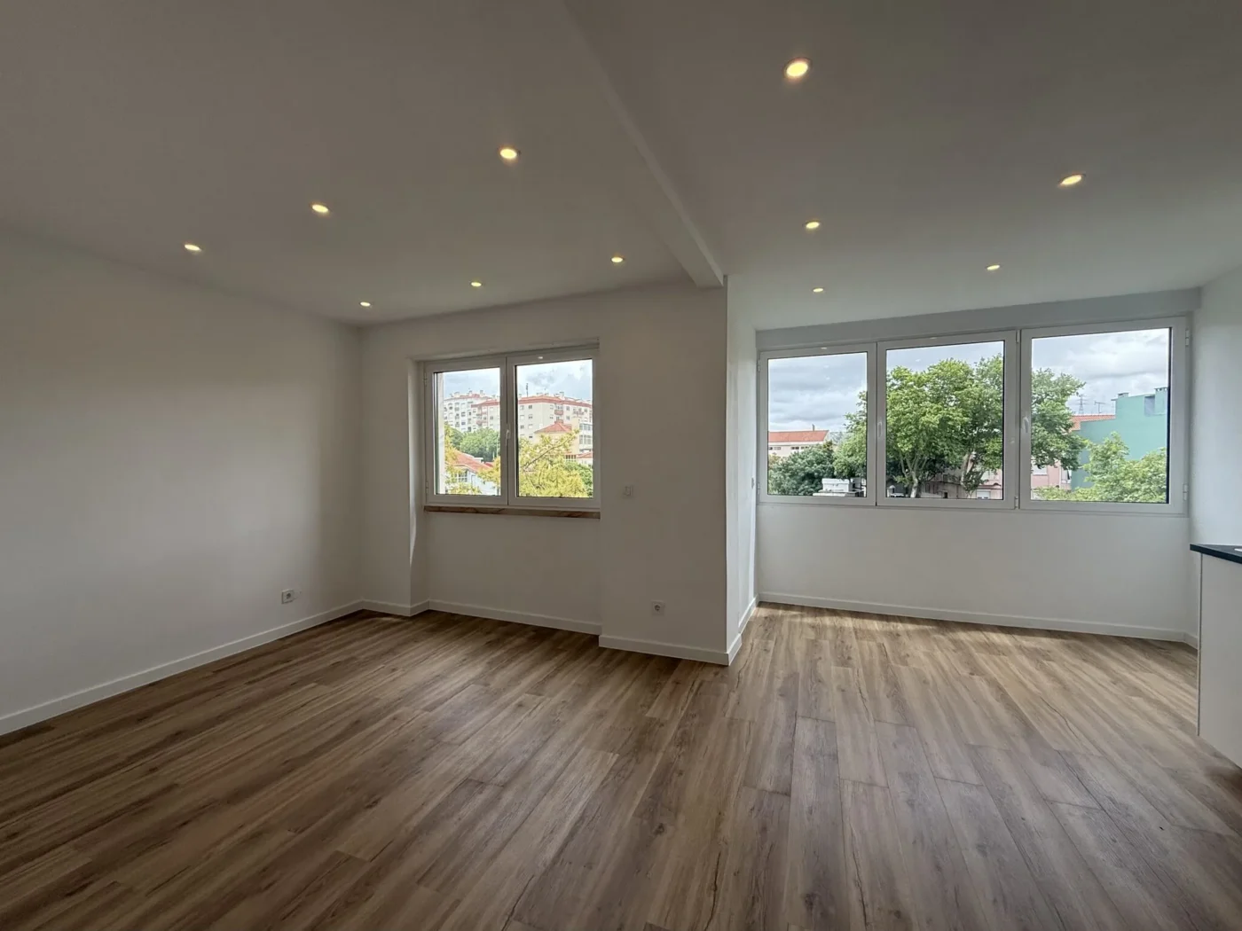 T2 Totalmente Remodelado com Varanda | Excelente Luz Natural | Agualva-Cacém — foto 8
