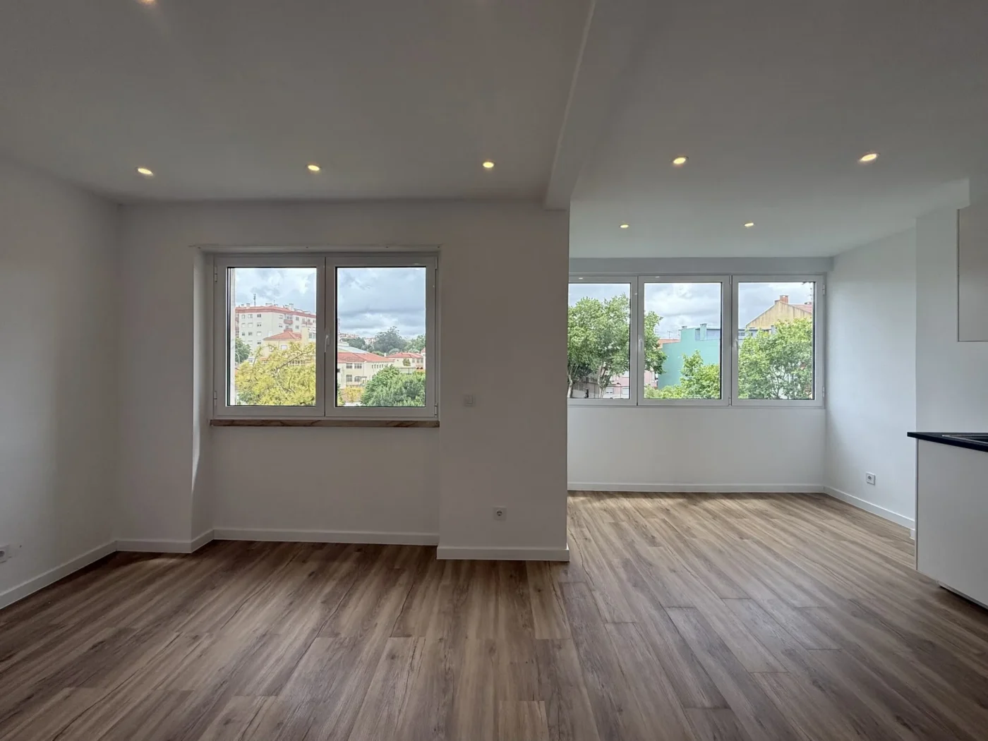 T2 Totalmente Remodelado com Varanda | Excelente Luz Natural | Agualva-Cacém — foto 9