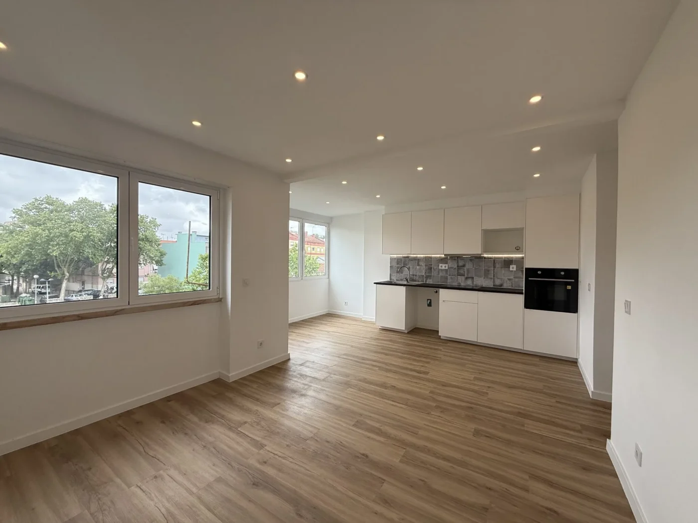T2 Totalmente Remodelado com Varanda | Excelente Luz Natural | Agualva-Cacém — foto 10