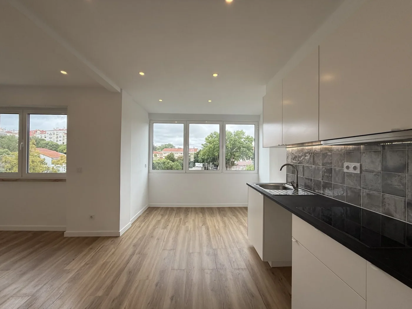 T2 Totalmente Remodelado com Varanda | Excelente Luz Natural | Agualva-Cacém — foto 11