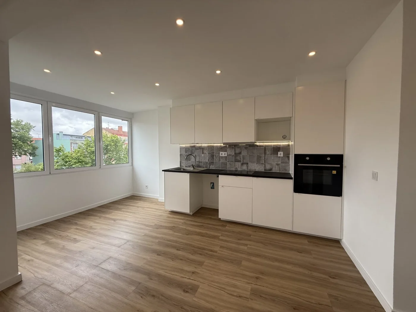 T2 Totalmente Remodelado com Varanda | Excelente Luz Natural | Agualva-Cacém — foto 12