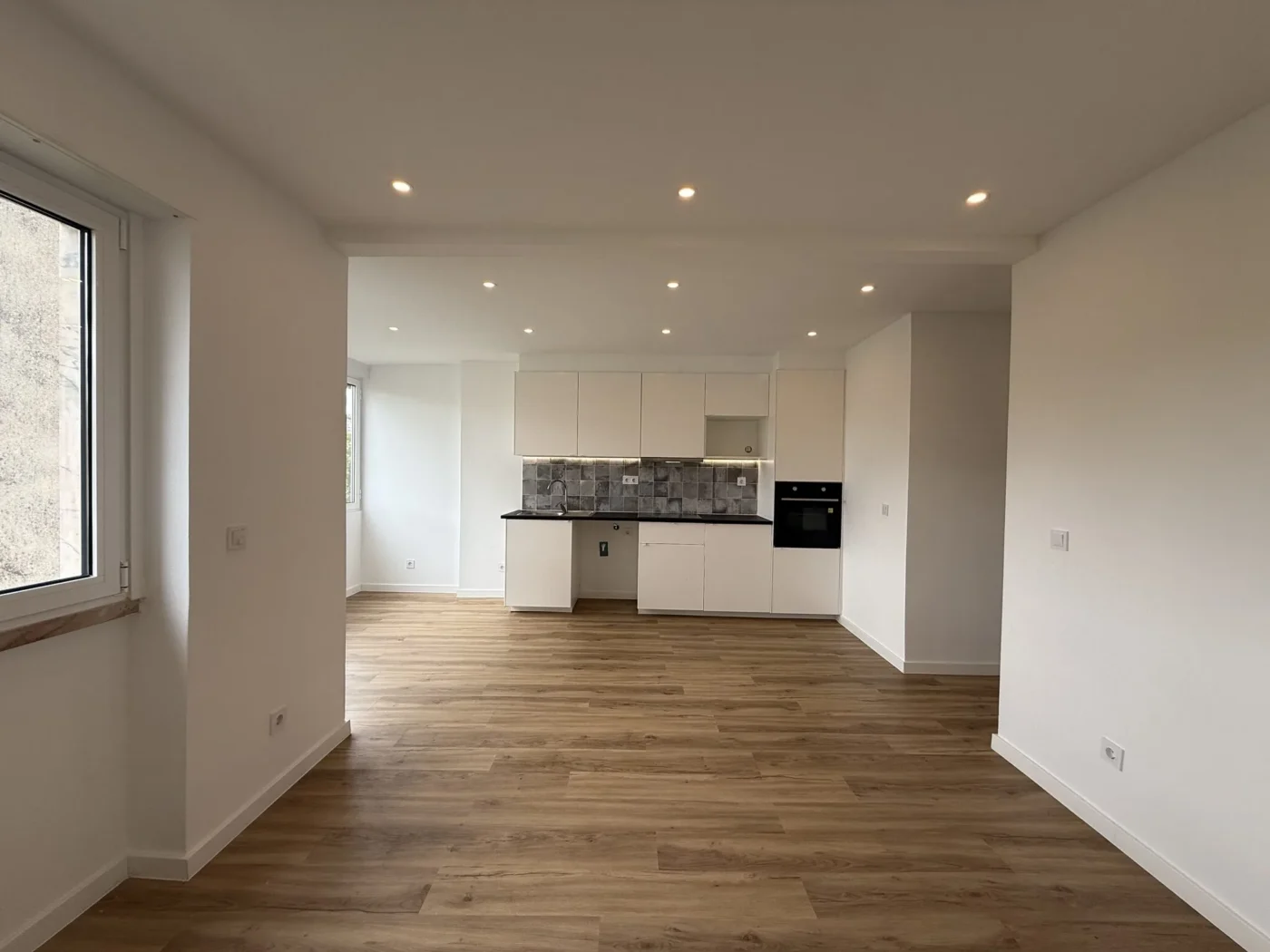 T2 Totalmente Remodelado com Varanda | Excelente Luz Natural | Agualva-Cacém — foto 13