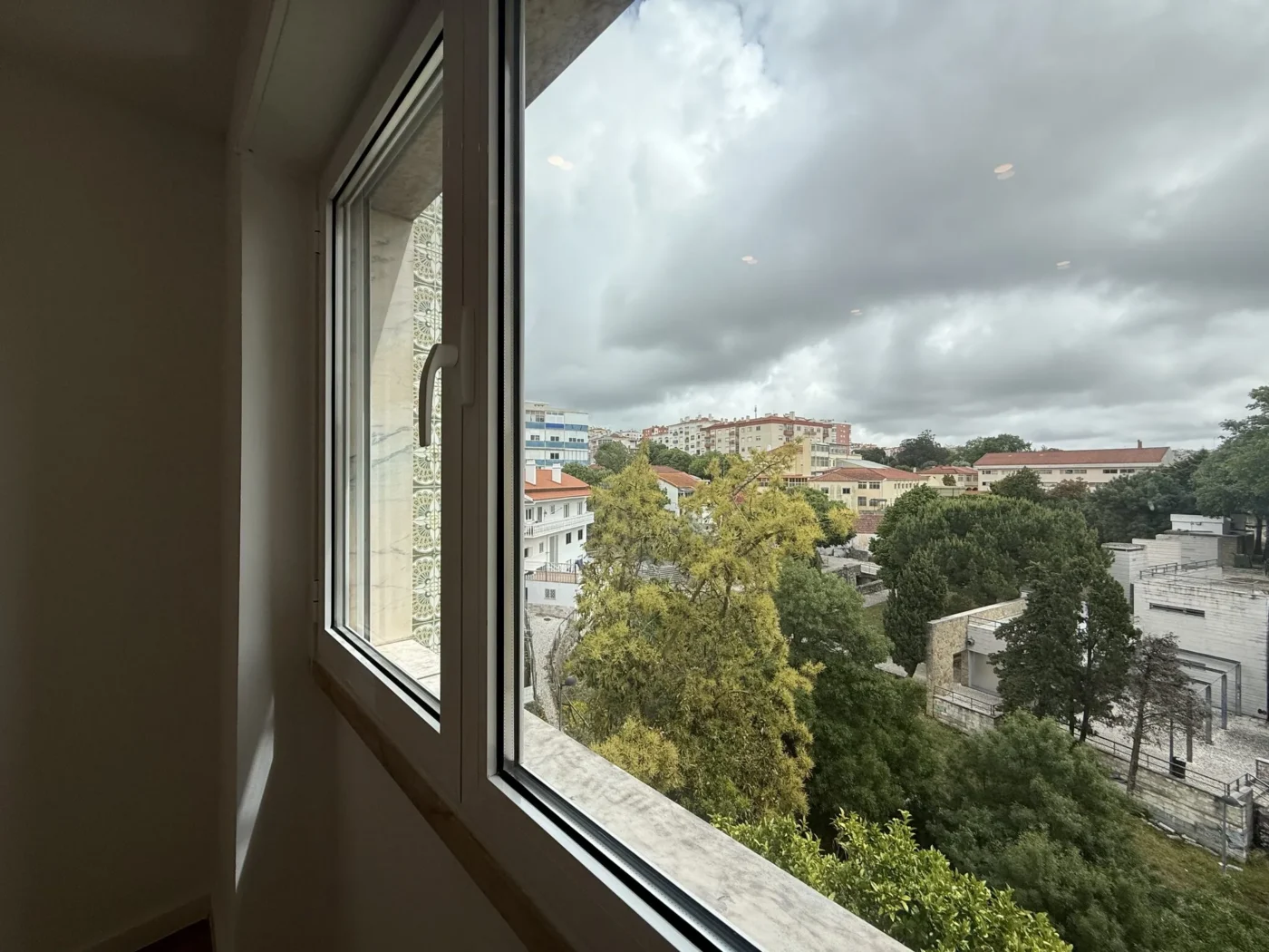 T2 Totalmente Remodelado com Varanda | Excelente Luz Natural | Agualva-Cacém — foto 14