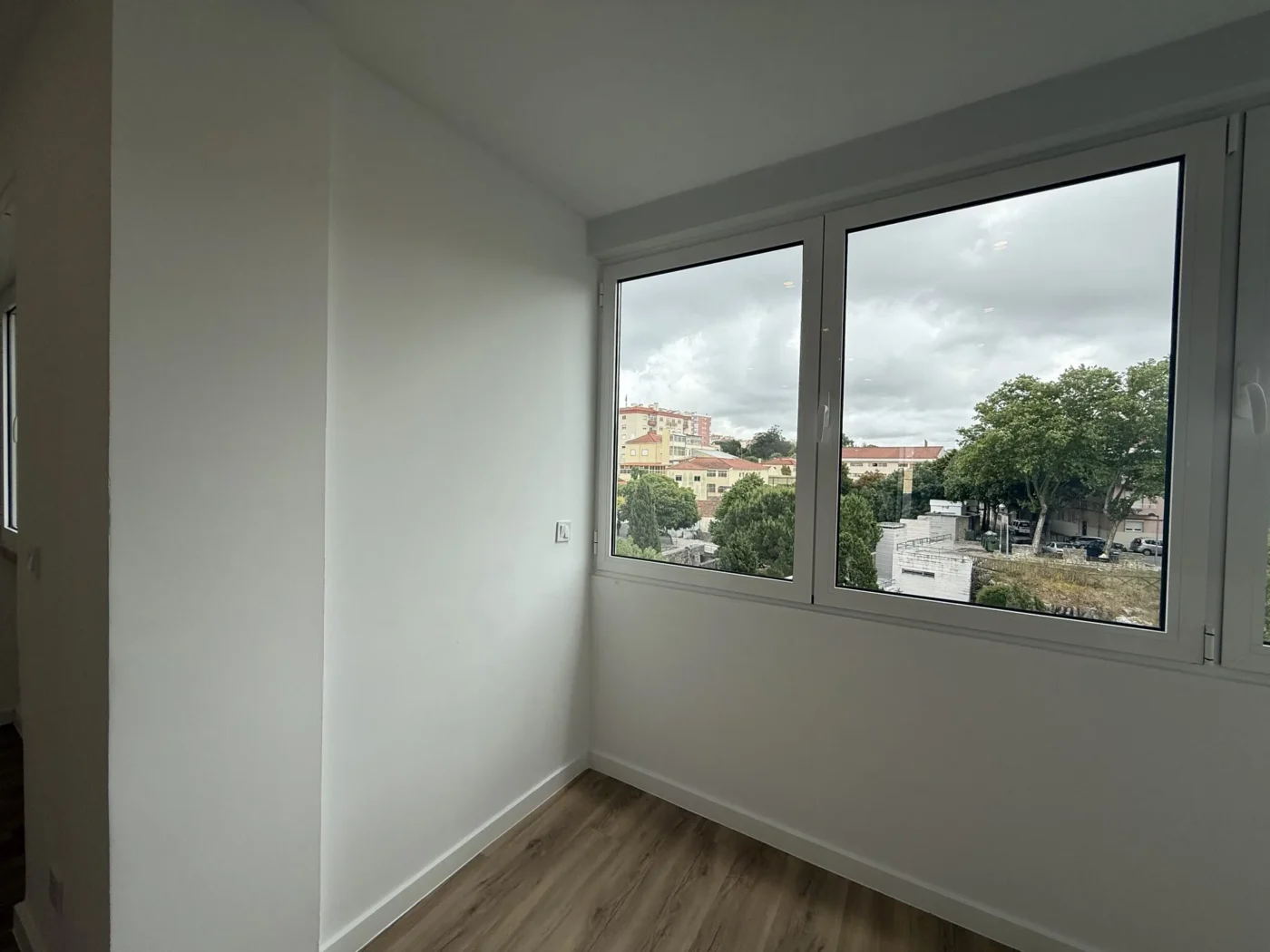 T2 Totalmente Remodelado com Varanda | Excelente Luz Natural | Agualva-Cacém — foto 15
