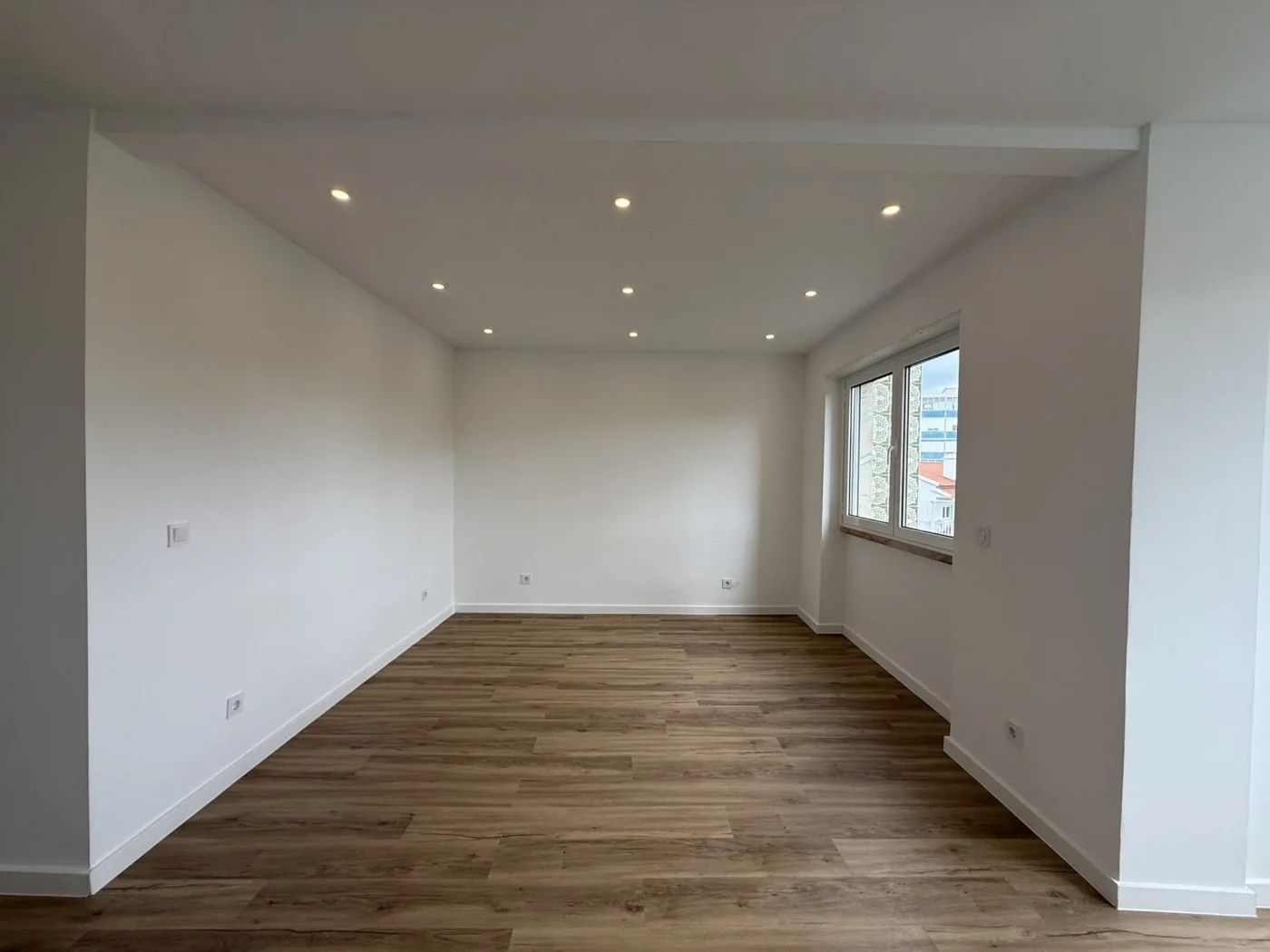 T2 Totalmente Remodelado com Varanda | Excelente Luz Natural | Agualva-Cacém — foto 16