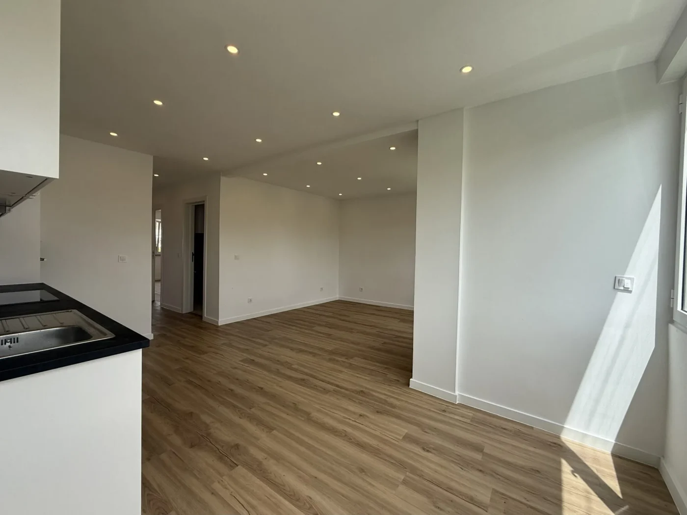 T2 Totalmente Remodelado com Varanda | Excelente Luz Natural | Agualva-Cacém — foto 18