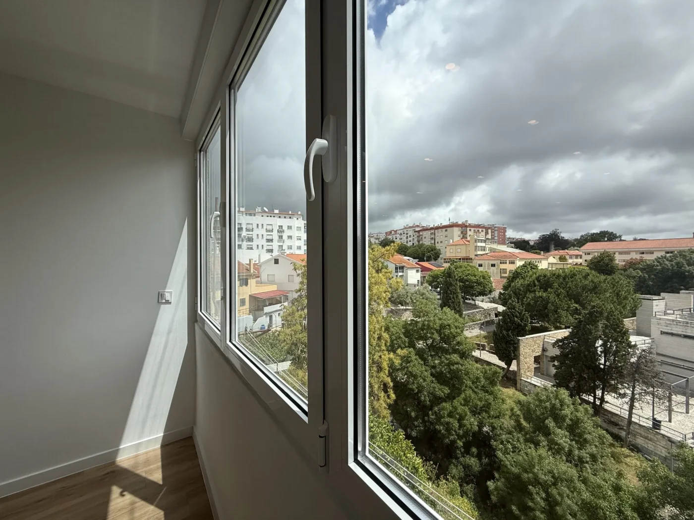T2 Totalmente Remodelado com Varanda | Excelente Luz Natural | Agualva-Cacém — foto 19