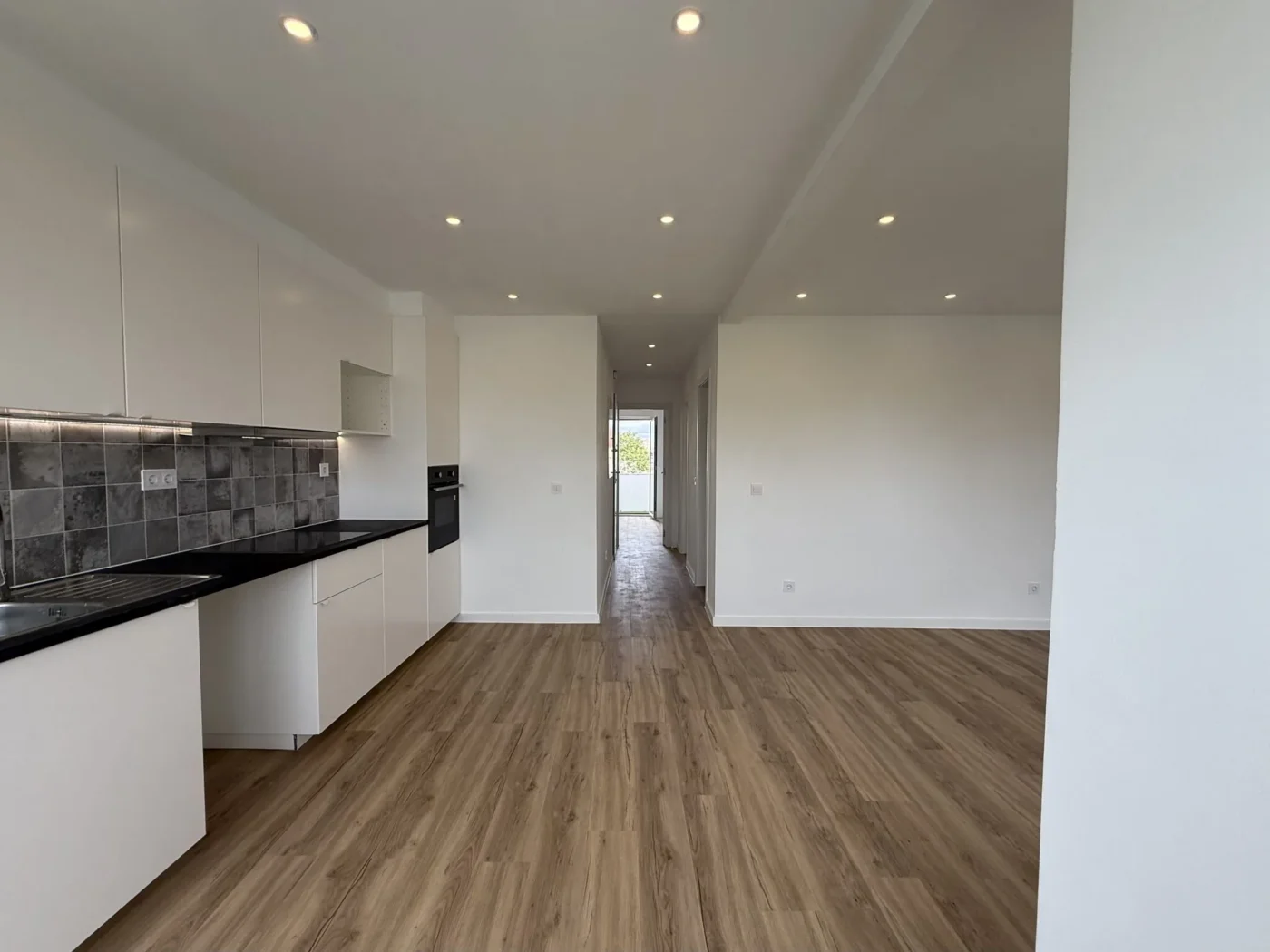 T2 Totalmente Remodelado com Varanda | Excelente Luz Natural | Agualva-Cacém — foto 22