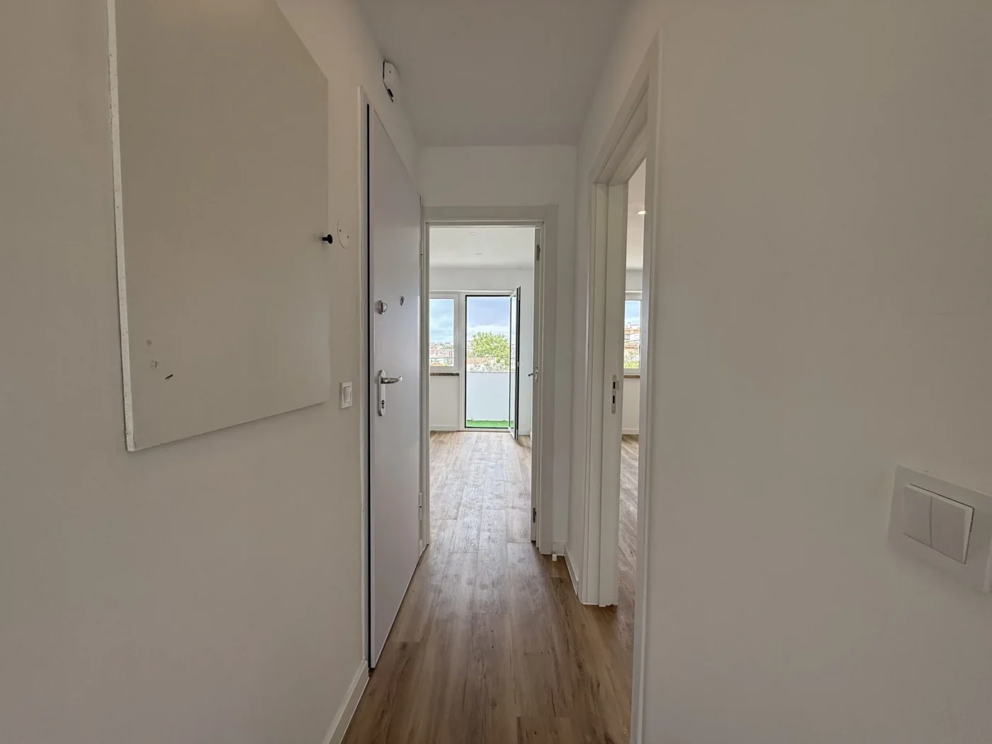 T2 Totalmente Remodelado com Varanda | Excelente Luz Natural | Agualva-Cacém — foto 23