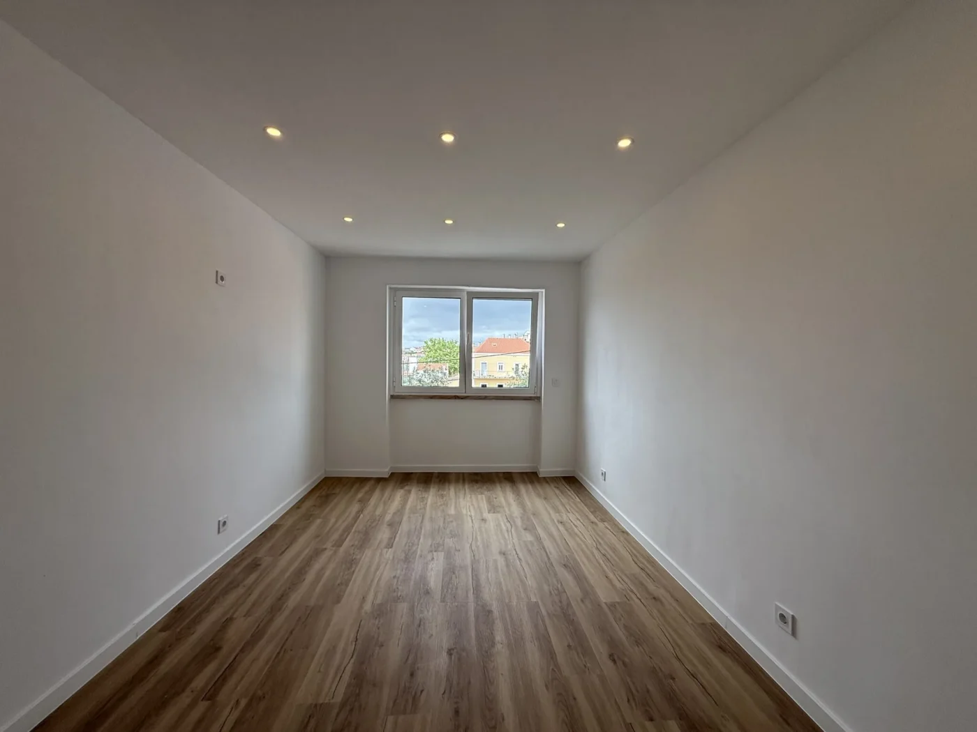 T2 Totalmente Remodelado com Varanda | Excelente Luz Natural | Agualva-Cacém — foto 27