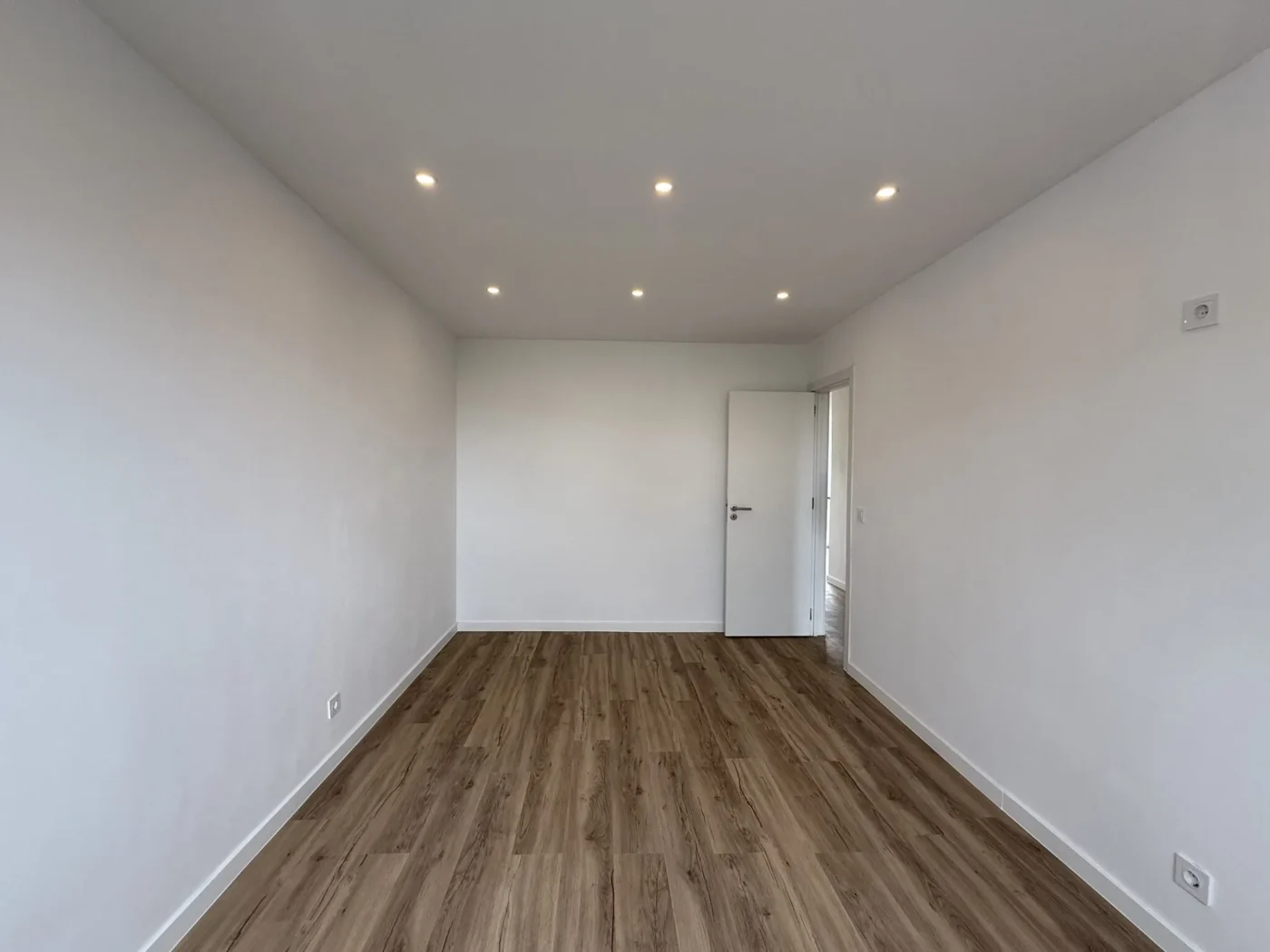 T2 Totalmente Remodelado com Varanda | Excelente Luz Natural | Agualva-Cacém — foto 28