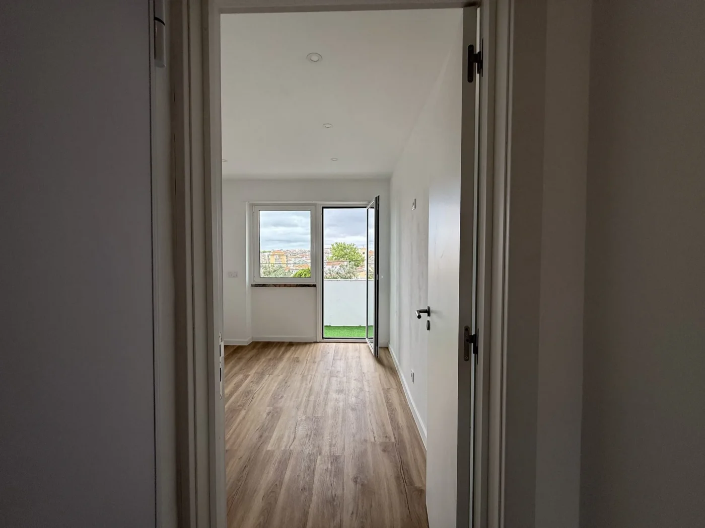 T2 Totalmente Remodelado com Varanda | Excelente Luz Natural | Agualva-Cacém — foto 31