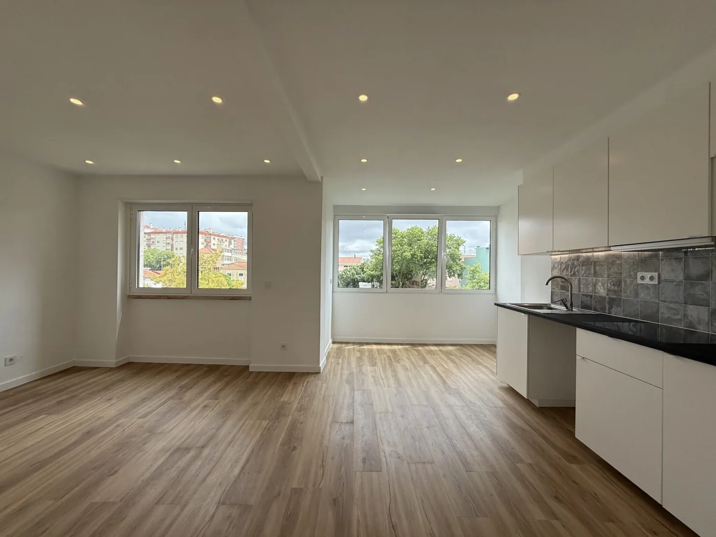T2 Totalmente Remodelado com Varanda | Excelente Luz Natural | Agualva-Cacém — foto 32