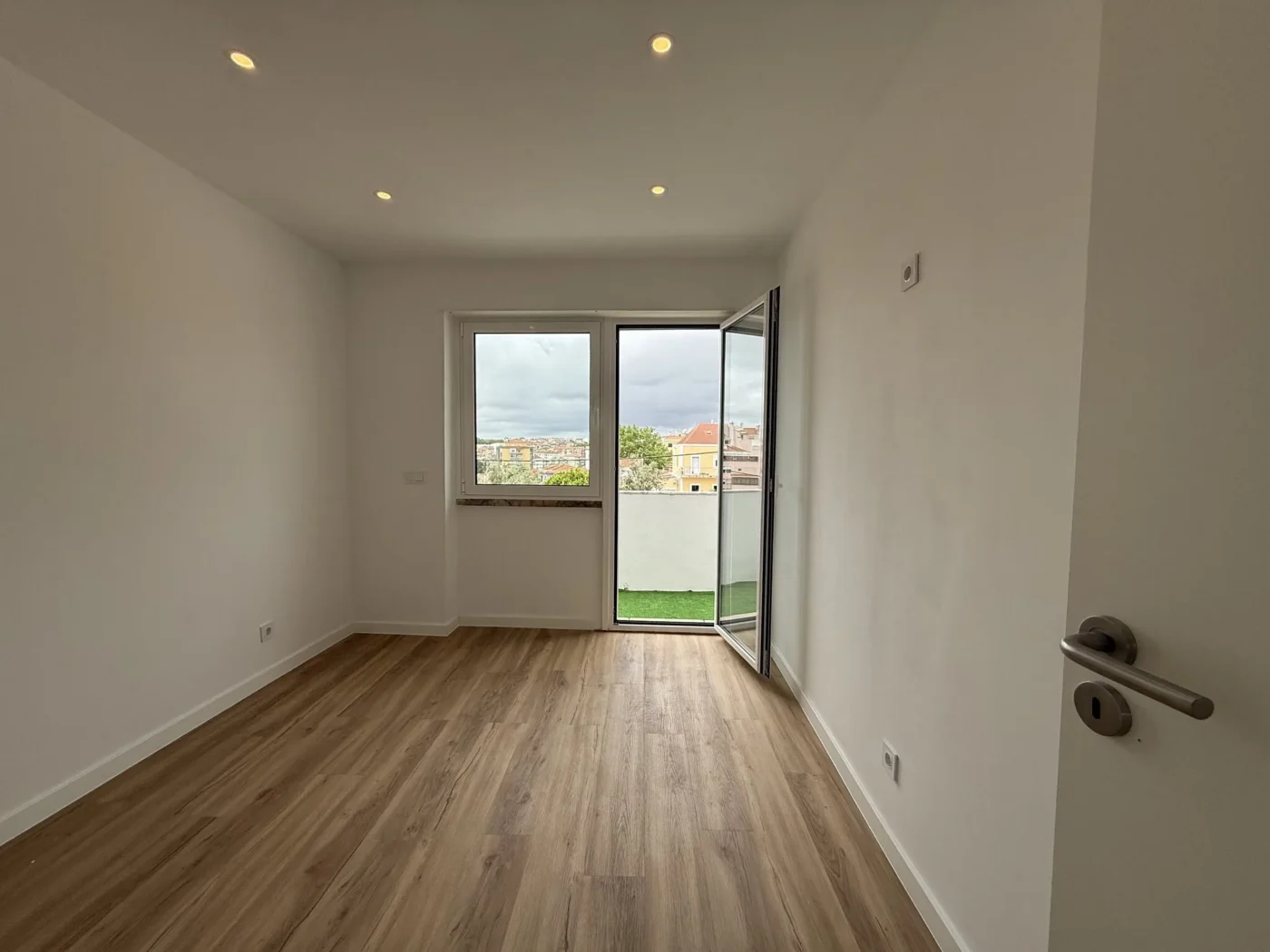 T2 Totalmente Remodelado com Varanda | Excelente Luz Natural | Agualva-Cacém — foto 36