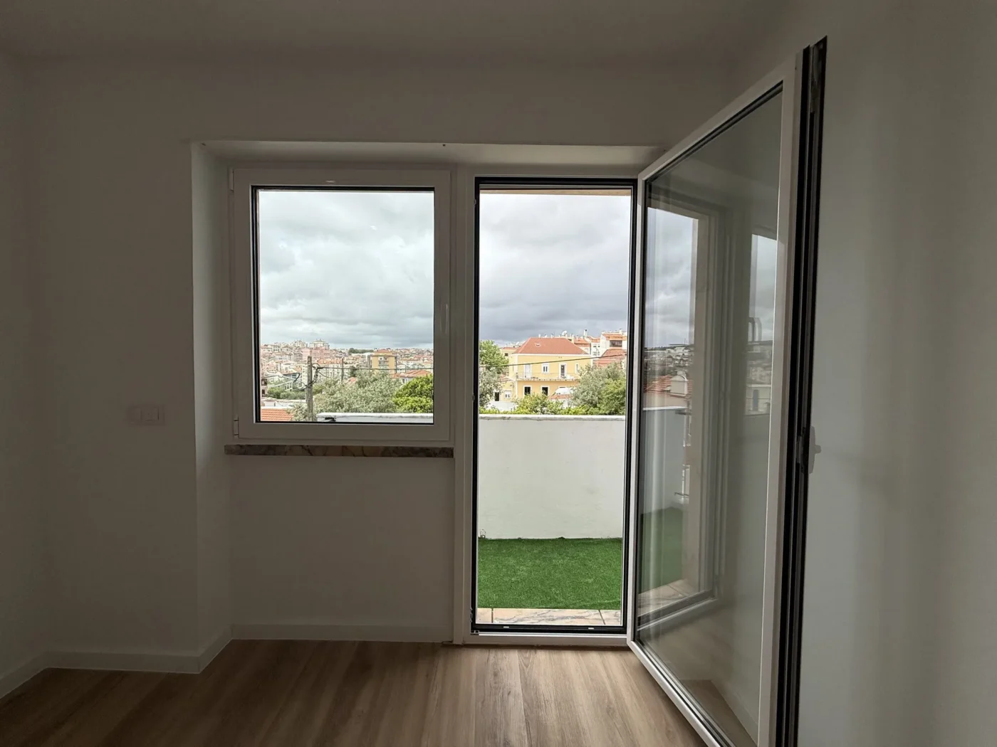 T2 Totalmente Remodelado com Varanda | Excelente Luz Natural | Agualva-Cacém — foto 37