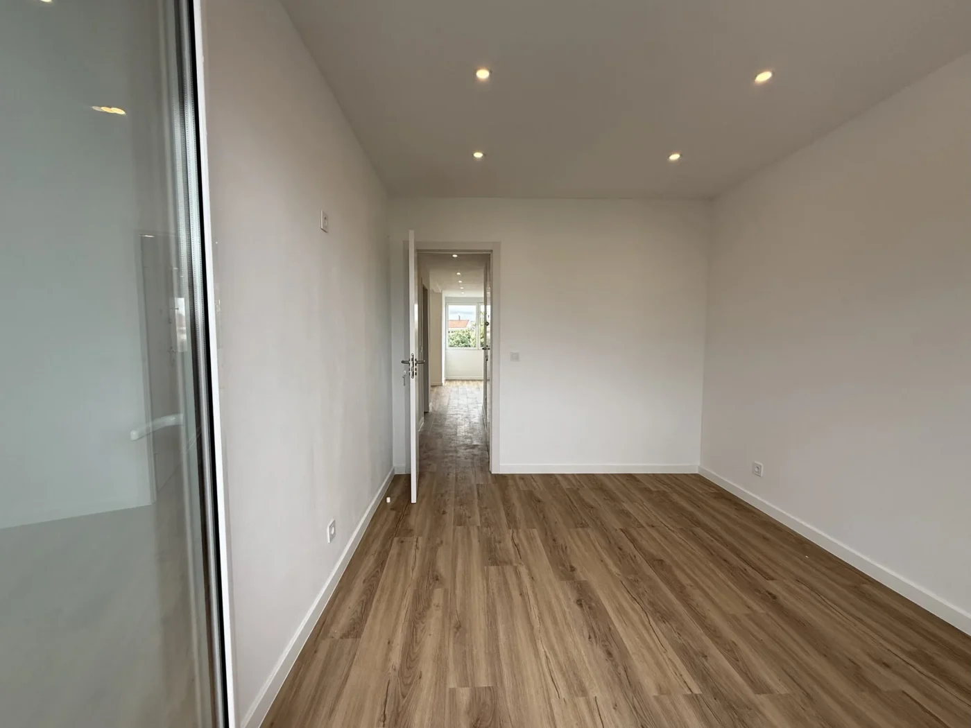T2 Totalmente Remodelado com Varanda | Excelente Luz Natural | Agualva-Cacém — foto 39