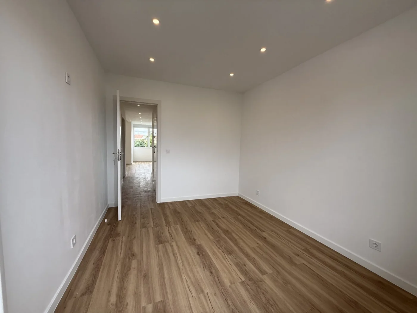 T2 Totalmente Remodelado com Varanda | Excelente Luz Natural | Agualva-Cacém — foto 40